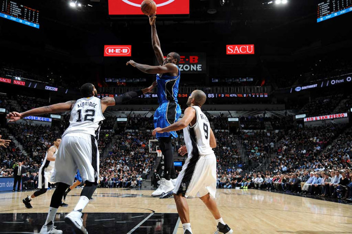Serge Ibaka mencetak 18 poin saat Magic membungkam fans Spurs di AT & T Center.