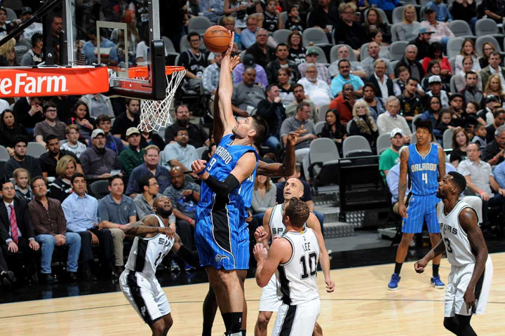 Sementara Nikola Vucevic menambah 12 poin dan 10 rebounds untuk membawa Orlando meraih kemenangan pertama atas San Antonio dalam 11 pertemuan terakhir sejak 2010.