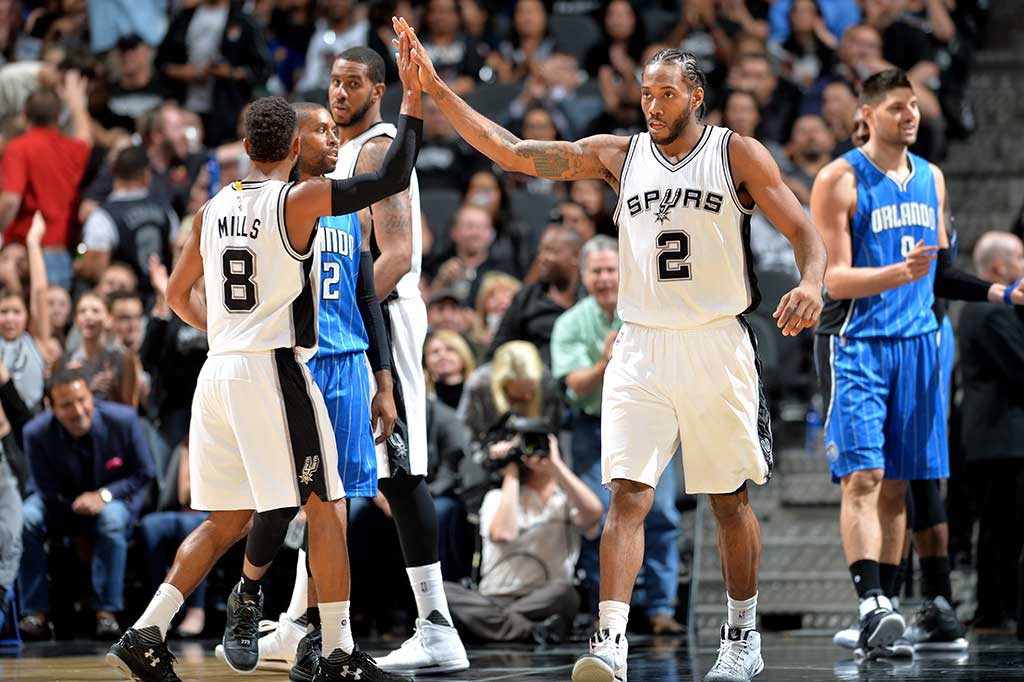 Sementara bintang Spurs Kawhi Leonard memimpin skor bagi tim tuan rumah dengan 21 poin.