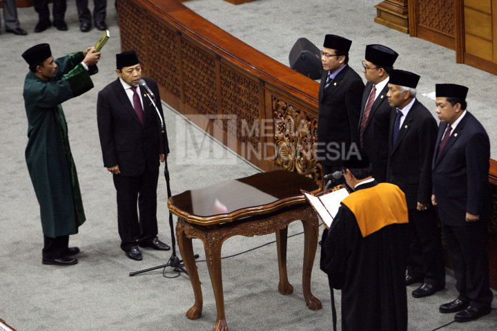 Setya Novanto diambil sumpah saat pelantikan dirinya menjadi Ketua DPR dalam rapat paripurna DPR.