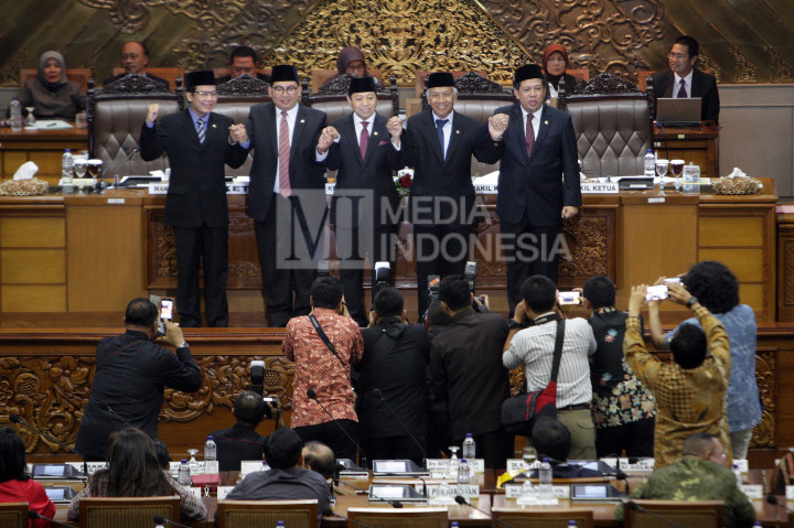Setya Novanto (tengah) bersama empat pimpinan DPR lainnya Taufik Kurniawan (kiri), Fadli Zon (kedua kiri), Agus Hermanto (kedua kanan) dan Fahri Hamzah berfoto bersama saat pelantikan dirinya menjadi Ketua DPR.