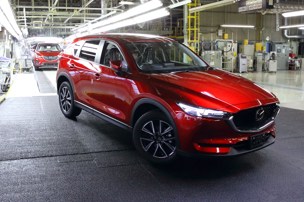 All New CX-5 yang baru selesai dirakit keluar dari jalur produksi pabrik Mazda di Ujina, Hiroshima, Jepang.