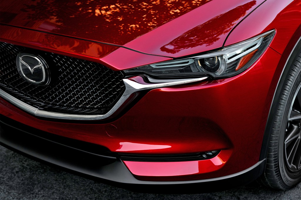 Sekilas penampilannya tidak banyak berbeda dibanding pendahulunya. Tetap menganut desain Kodo yang menonjolkan garis body tajam dan agresif dengan mesin hibrid Skyactiv khas Mazda.