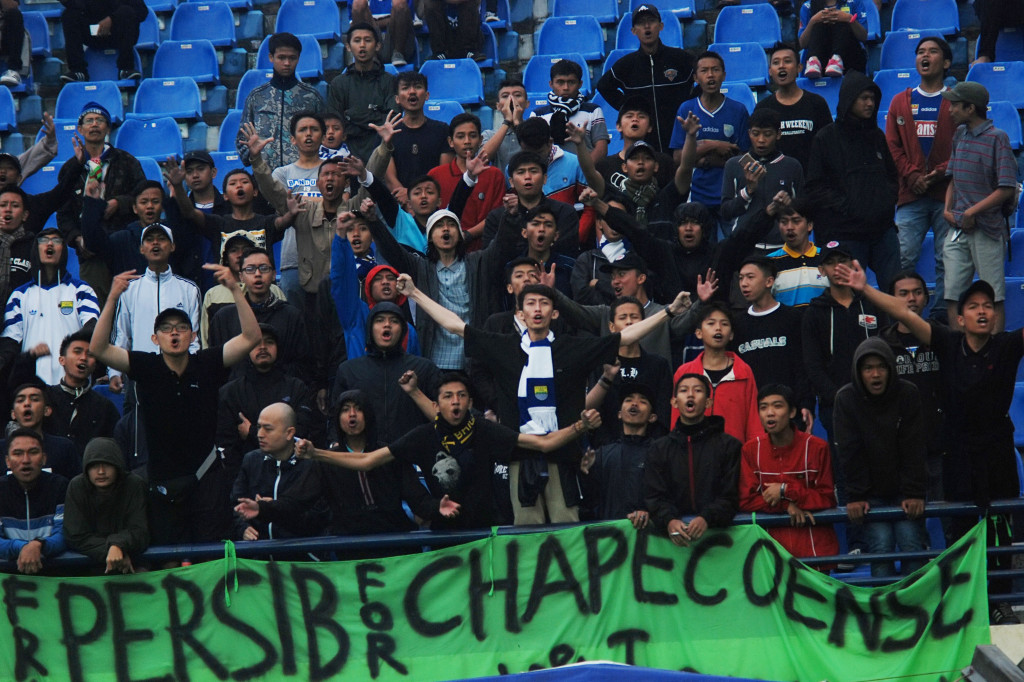 Suporter Persib Bandung membentangkan spanduk belasungkawa atas kecelakaan pesawat yang membawa tim sepakbola Chapecoense asal Brasil.