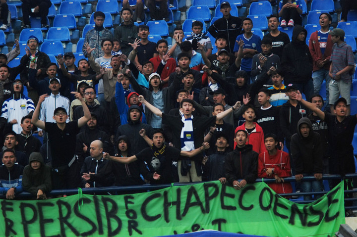 Suporter Persib Bandung membentangkan spanduk belasungkawa atas kecelakaan pesawat yang membawa tim sepakbola Chapecoense asal Brasil.