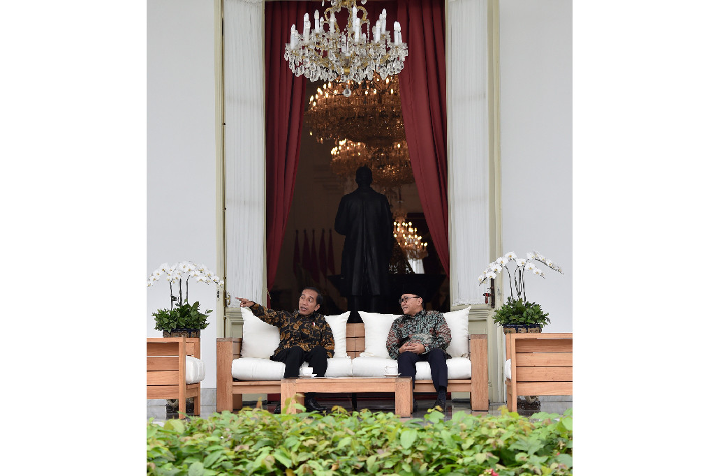 Presiden Joko Widodo (kiri) berbincang dengan Ketua Umum PAN Zulkifli Hasan di teras belakang Istana Merdeka, Jakarta.