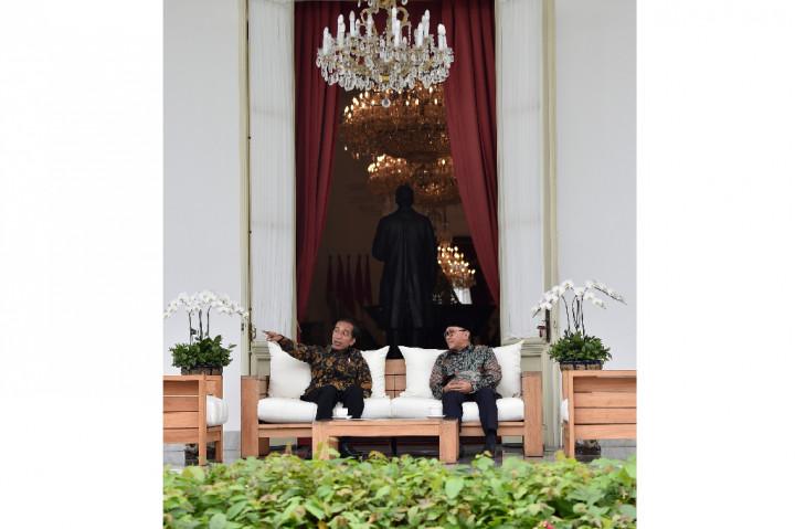 Presiden Joko Widodo (kiri) berbincang dengan Ketua Umum PAN Zulkifli Hasan di teras belakang Istana Merdeka, Jakarta.
