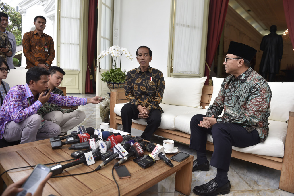 Presiden Joko Widodo (kedua kanan) bersama Ketua Umum PAN Zulkifli Hasan menyampaikan keterangan kepada wartawan usai pertemuannya.