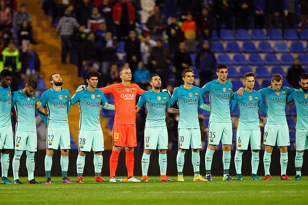 Sebelum laga dimulai pemain kedua kesebelasan mengheningkan cipta untuk para korban tewas jatuhnya pesawat di Kolombia yang mengangkut skuad dan staf klub Brasil Chapecoense Real.