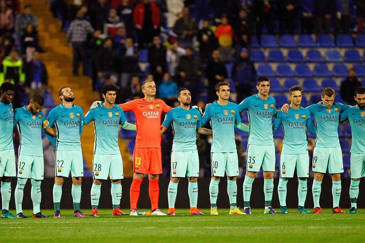Sebelum laga dimulai pemain kedua kesebelasan mengheningkan cipta untuk para korban tewas jatuhnya pesawat di Kolombia yang mengangkut skuad dan staf klub Brasil Chapecoense Real.