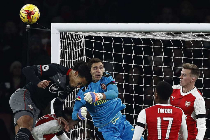 Bek Southampton's Virgil van Dijk beradu kepala dengan kiper Arsenal Emiliano Martinez. Hingga laga usai kedudukan tetap 0-2. AFP