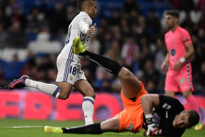 Belum semenit babak pertama berjalan, Real Madrid sudah membuka keunggulan lewat Mariano Diaz.