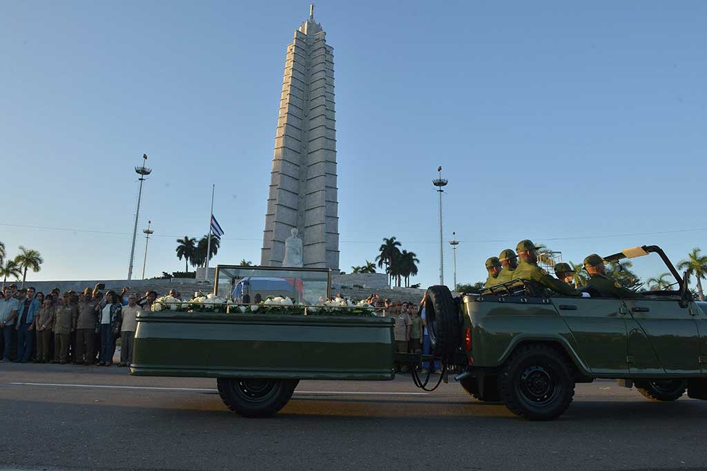 Sebuah jip militer yang membawa abu jenazah Fidel Castro meninggalkan Lapangan Revolusi di Havana untuk memulai perjalanan empat hari menuju peristirahatan terakhir di Santiago.