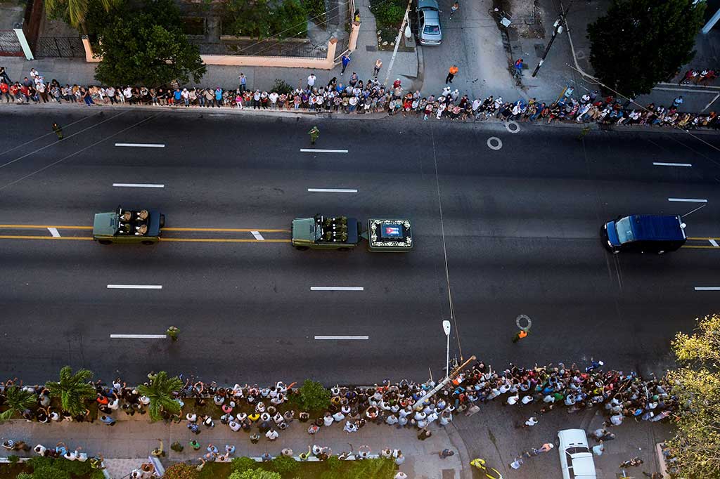 Ribuan rakyat berjejer untuk memberi penghormatan saat jip militer yang membawa abu jenazah Fidel Castro melewati jalanan di Havana.