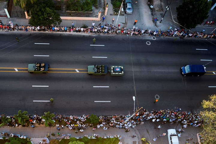 Ribuan rakyat berjejer untuk memberi penghormatan saat jip militer yang membawa abu jenazah Fidel Castro melewati jalanan di Havana.