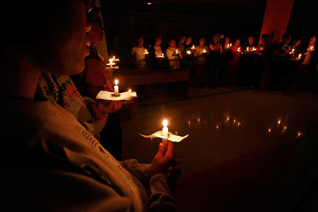 Anggota komunitas Binte Pelangi dan Ikatan Waria Indonesia Gorontalo menyalakan lilin pada malam renungan peringatan Hari Aids di Limboto, Gorontalo, Kamis (1/12/2016) dini hari. ANTARA/Adiwinata Solihin