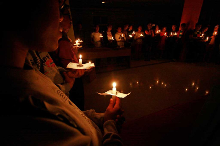 Anggota komunitas Binte Pelangi dan Ikatan Waria Indonesia Gorontalo menyalakan lilin pada malam renungan peringatan Hari Aids di Limboto, Gorontalo, Kamis (1/12/2016) dini hari. ANTARA/Adiwinata Solihin