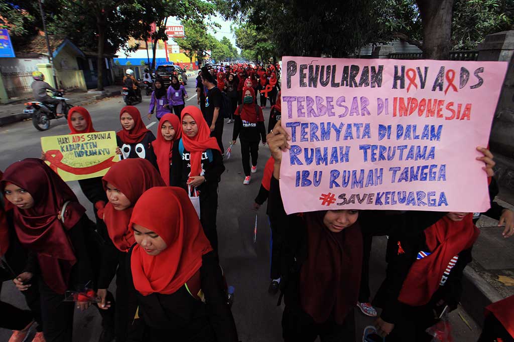 Mahasiswa keperawatan STIKes Indramayu melakukan aksi simpatik dengan membagikan bunga dan mengkampanyekan bahaya Penyakit HIV/Aids di Indramayu, Jawa Barat. Dalam aksinya mereka. ANTARA/Dedhez Anggara