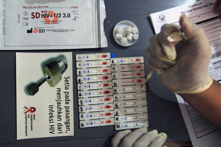 Petugas kesehatan mengambil sampel darah seorang warga saat pemeriksaan HIV di Kampung nelayan, Karangsong, Indramayu, Jawa Barat. ANTARA/Dedhez Anggara