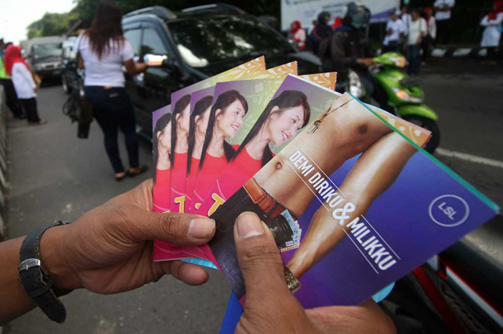 Sejumlah kaum transgender (waria) membagikan brosur penanggulangan penyebaran HIV AIDS kepada pengguna jalan di area simpang tiga Stadion Brawijaya Kota Kediri, Jawa Timur. ANTARA/Prasetia Fauzani