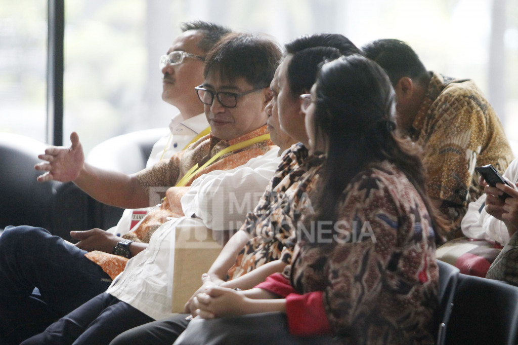 Choel Mallarangeng menunggu di lobi Gedung KPK, Jakarta.