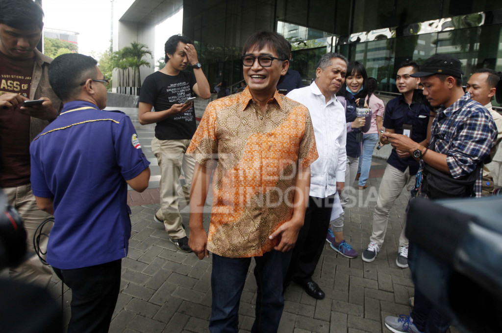 Choel Mallarangeng menjawab pertanyaan wartawan seusai menjalani pemeriksaan di Gedung KPK, Jakarta.