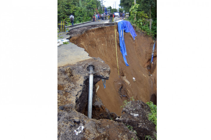 Sejumlah kendaraan tidak bisa melintas akibat jalan utama terputus di Desa Angantiga, Kecamatan Petang, Kabupaten Badung, Bali.