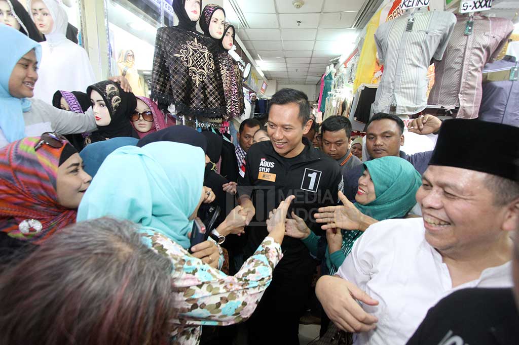 Warga berebut berjabat tangan dengan Agus Harimurti Yudhoyono.