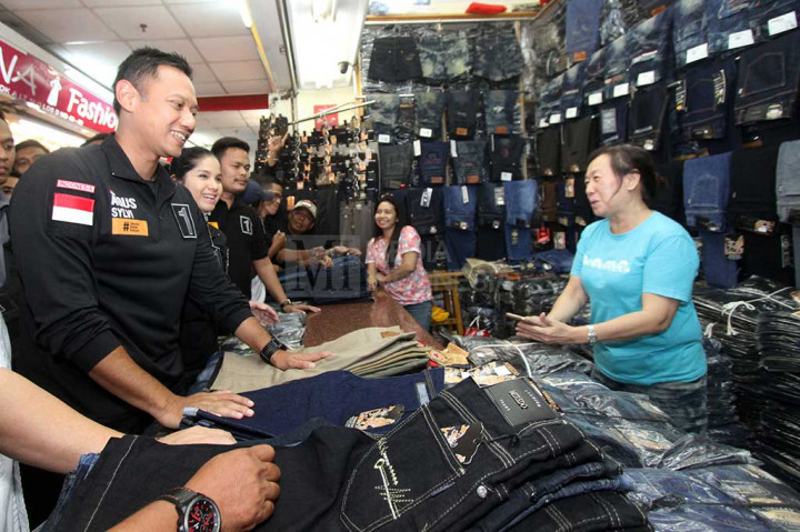 Agus Harimurti Yudhoyono bersama istrinya Annisa Pohan berbincang dengan pedagang Pasar Tanah Abang.