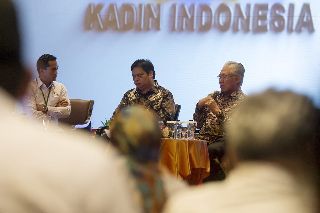 Menteri Perdagangan Enggartiasto Lukita (kanan), Menteri Perindustrian Airlangga Hartarto (tengah) dengan moderator Wakil Ketua Umum Kadin Indonesia Anindya Bakrie menjadi pembicara dalam sesi diskusi panel Rapimnas Kadin Indonesia 2016.
