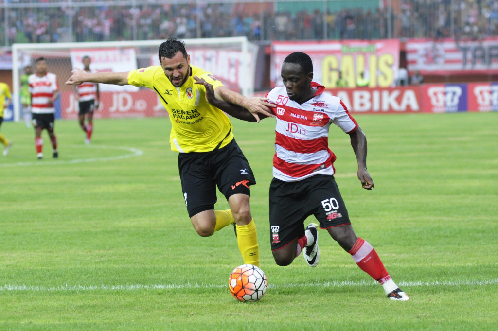 Pesepakbola Madura United FC Eric Weeks (kanan) melewati pesepakbola Semen Padang, Muamer Svraka dalam lanjutan kompetisi Torabika Soccer Championship (TSC) di Stadion Gelora Ratu Pamelingan (SGRP), Pamekasan, Jawa Timur.