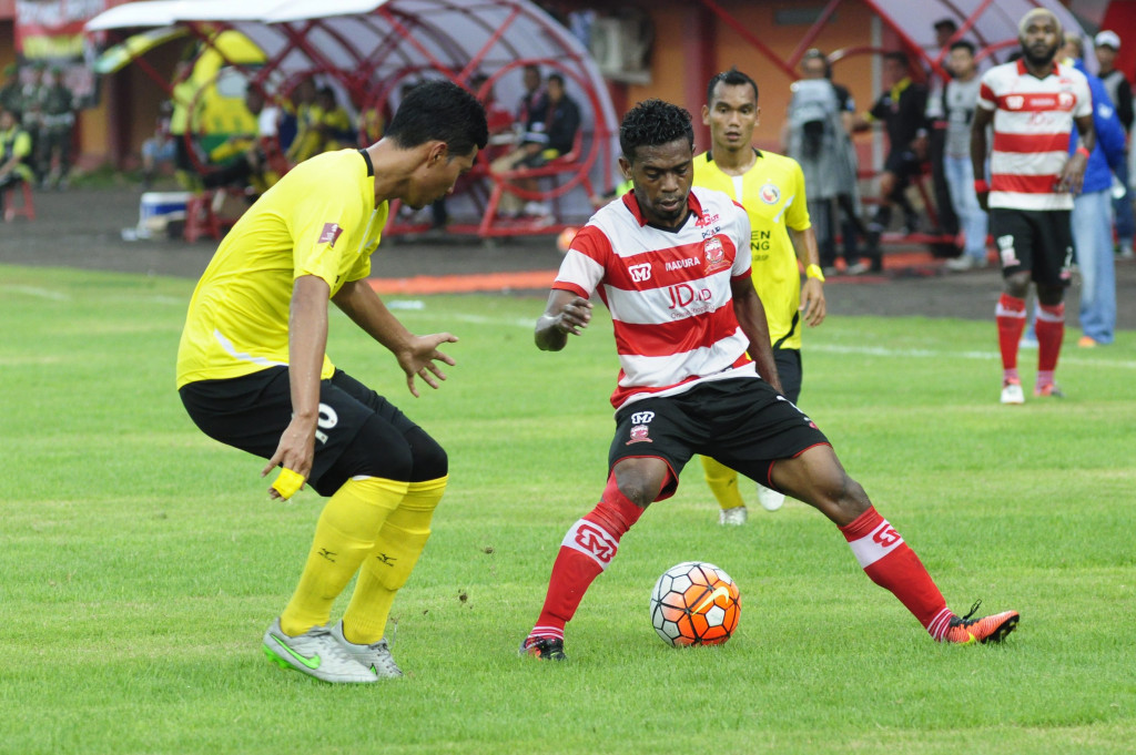 Pesepakbola Madura United FC Elton Maran (kanan) berusaha melewati pesepakbola Semen Padang, Novan Setya Sasongko dalam lanjutan kompetisi Torabika Soccer Championship (TSC) di Stadion Gelora Ratu Pamelingan (SGRP), Pamekasan.