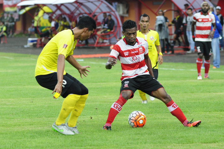 Pesepakbola Madura United FC Elton Maran (kanan) berusaha melewati pesepakbola Semen Padang, Novan Setya Sasongko dalam lanjutan kompetisi Torabika Soccer Championship (TSC) di Stadion Gelora Ratu Pamelingan (SGRP), Pamekasan.