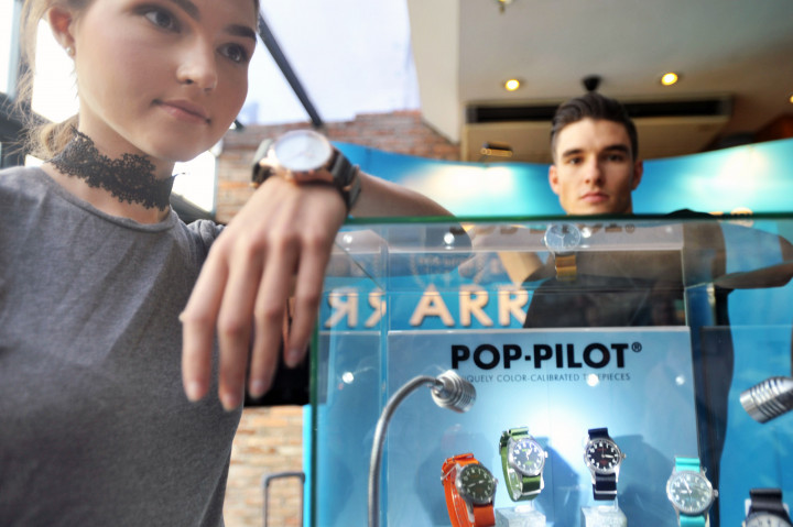 Salah satu keunikan produk ini adalah seluruh tipe jam tangan Pop-Pilot bertuliskan kode bandara di berbagai dunia yang biasa digunakan pada standar International Air Transport Association.