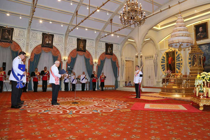 Putra Mahkota Maha Vajiralongkorn menerima permintaan dari parlemen untuk menjadi raja baru Thailand, menggantikan ayahnya, Raja Bhumibol Adulyadej.