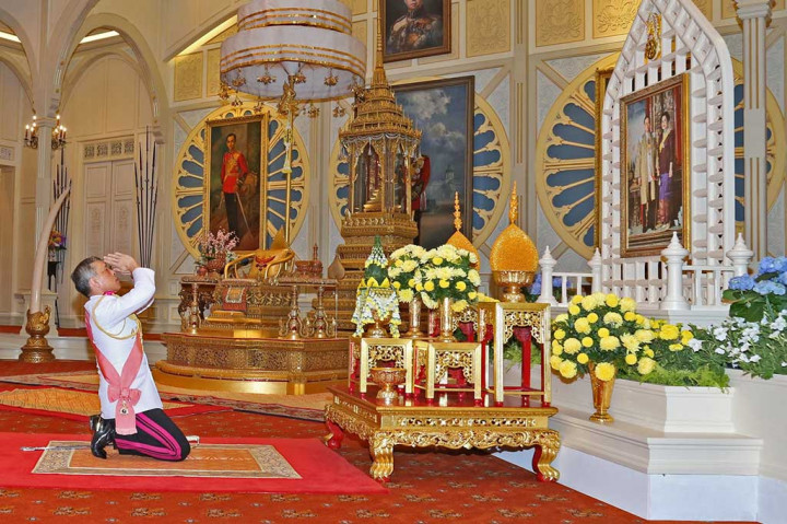 Raja Vajiralongkorn juga akan dikenal dengan Rama X atau raja ke-10 Dinasti Chakri Thailand.