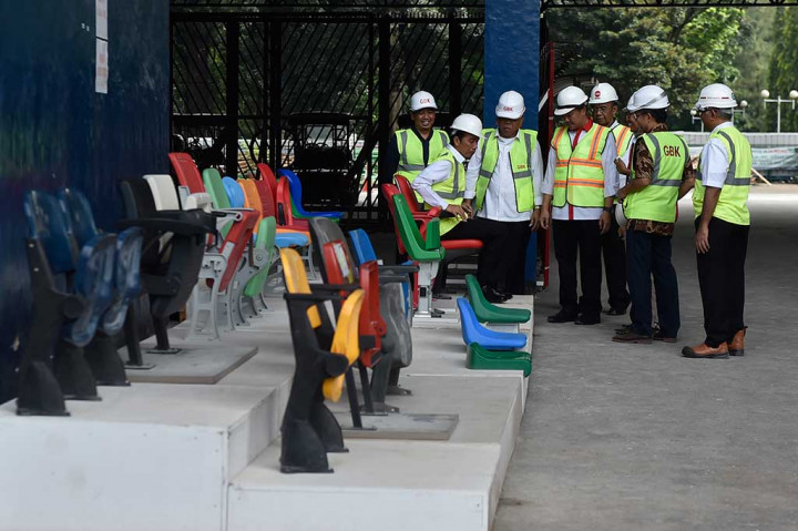 Presiden Jokowi tiba di lokasi proyek GBK Pintu IV pada sekitar pukul 08.15 WIB. Dan sebelum memasuki area Presiden yang didampingi Menteri Pemuda dan Olahraga Imam Nahrawi dan Menteri Pekerjaan Umum dan Perumahan Rakyat Basoeki Hadimoeljono sempat memeriksa contoh kursi penonton yang akan digunakan di stadion nantinya.