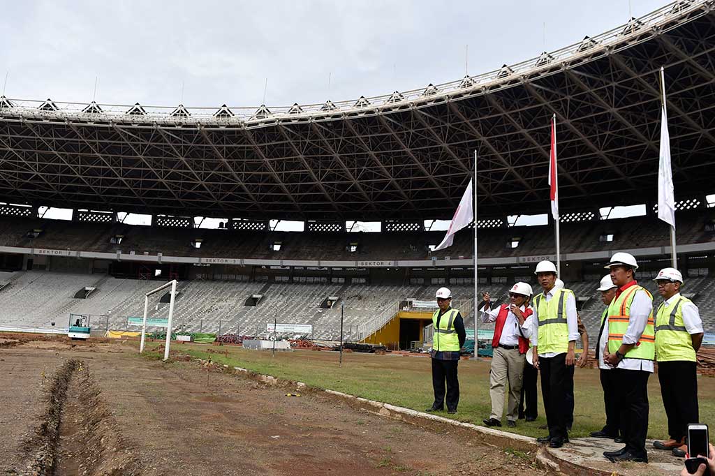 Presiden didampingi Menpora Imam Nahrawi (kedua kanan) dan Menteri PUPR Basoeki Hadimoeljono (ketiga kanan) meninjau renovasi area utama Stadion Utama GBK, Jakarta.