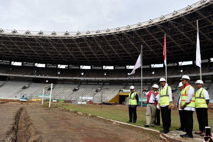 Presiden didampingi Menpora Imam Nahrawi (kedua kanan) dan Menteri PUPR Basoeki Hadimoeljono (ketiga kanan) meninjau renovasi area utama Stadion Utama GBK, Jakarta.