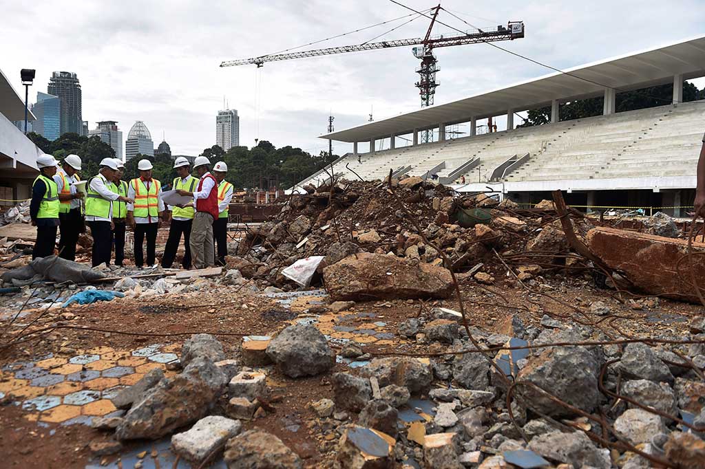 Presiden didampingi Menpora Imam Nahrawi (keempat kanan) dan Menteri PUPR Basoeki Hadimoeljono (ketiga kiri) meninjau renovasi venue akuatik.