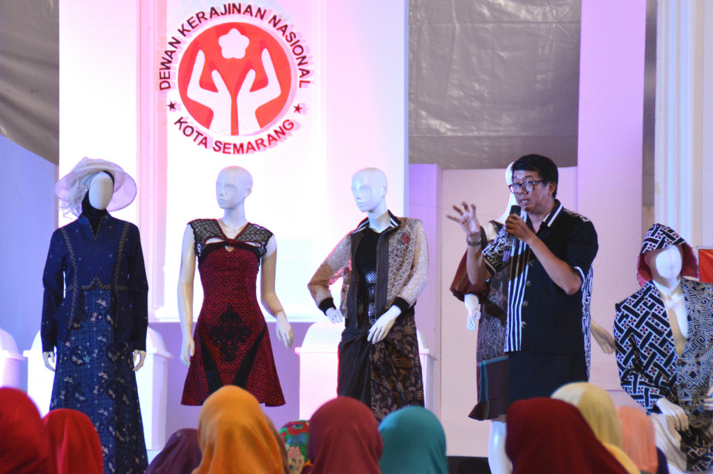 Desainer Elkana Gunawan memaparkan konsep mendesain batik kepada para pelaku usaha industri batik pada Pameran Semarang Industri Fashion.