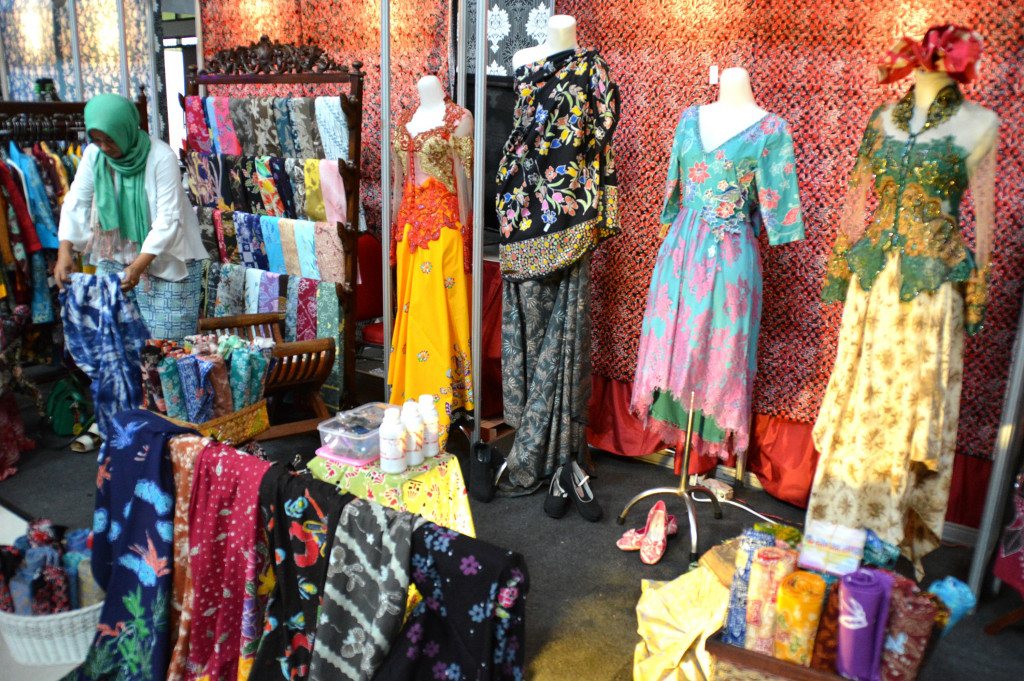 Sejumlah busana batik dipajang pada Pameran Semarang Industri Fashion.