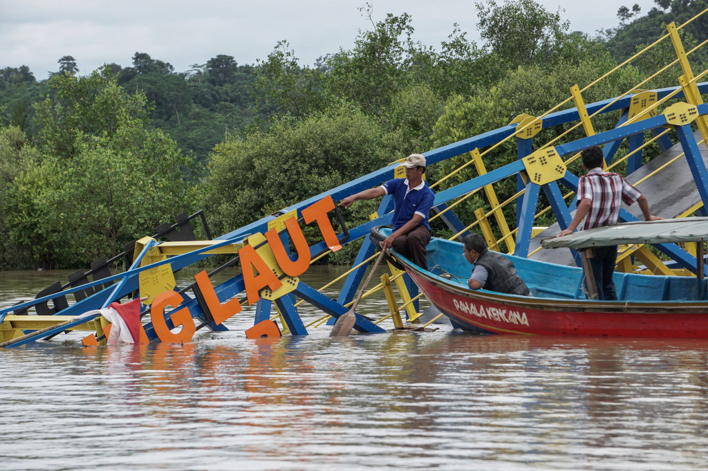 Dua orang petugas dari Kementerian PUPR memeriksa kondisi jembatan apung yang patah di Desa Ujung Alang, Kampung Laut, Cilacap, Jateng.