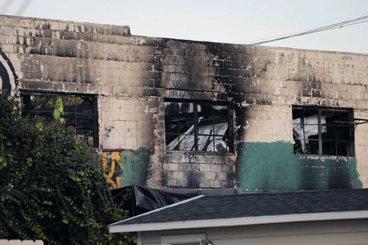 Penampakan sebuah gudang dua lantai di Oakland, California yang hangus terbakar, Minggu (4/12/2016) waktu setempat. Sedikitnya 33 orang tewas akibat kebakaran tersebut.