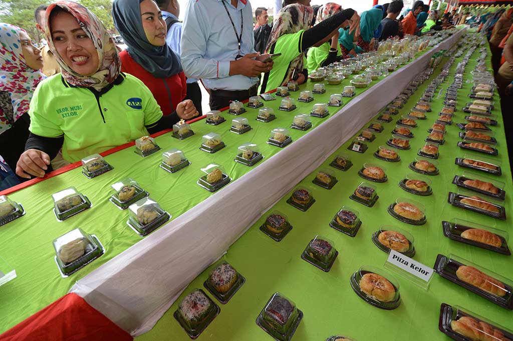 Pengunjung memadati arena Festival Makanan Berbahan kelor di Palu, Sulawesi Tengah.