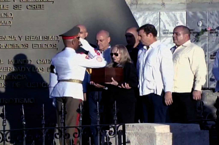 Gambar yang diambil dari CubanTV menunjukkan upacara pemakaman Fidel Castro dihadiri keluarga, (dari kiri), Alex Castro, Alexis Castro, Alejandro Castro, janda mendiang Castro, Dalia Soto del Valle, Antonio Castro dan Angel Castro.