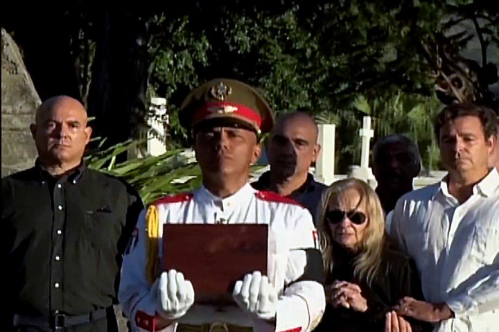 Petugas bersiap menyerahkan peti kayu berisi abu jenazah Fidel Castro kepada Presiden yang juga adik almarhum, Raul Castro untuk dimakamkan.