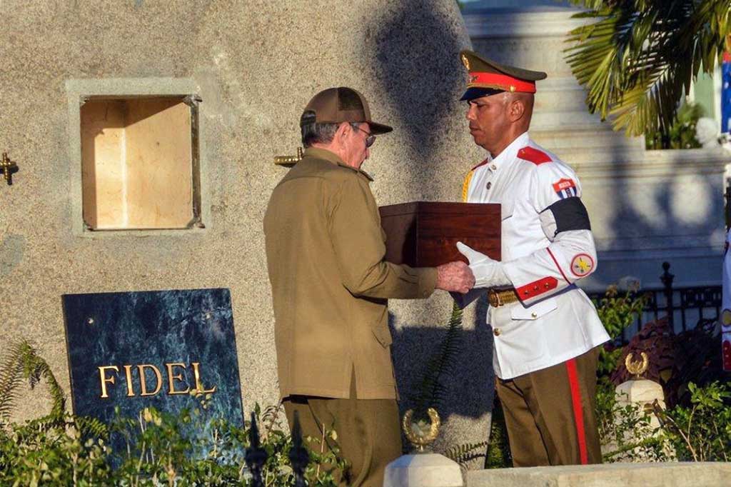 Raul Castro menerima peti kayu berisi abu jenazah mendiang kakaknya.