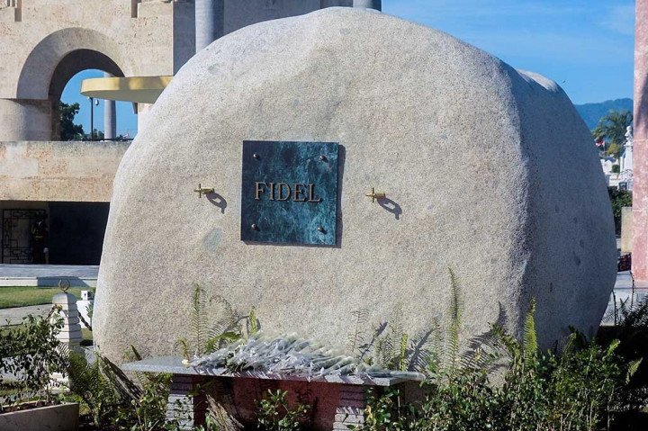 Lubang batu besar tempat abu jenazah Castro disemayamkan ditutup batu marmer dengan tulisan 'Fidel'.