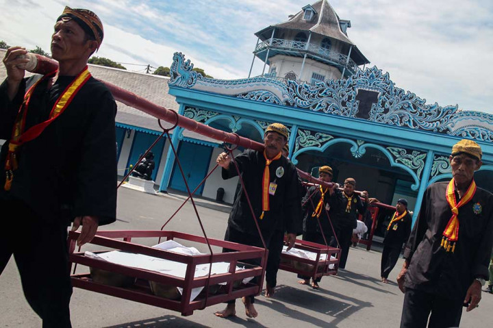 Abdi Dalem Keraton Surakarta Kirab Gamelan Sekaten